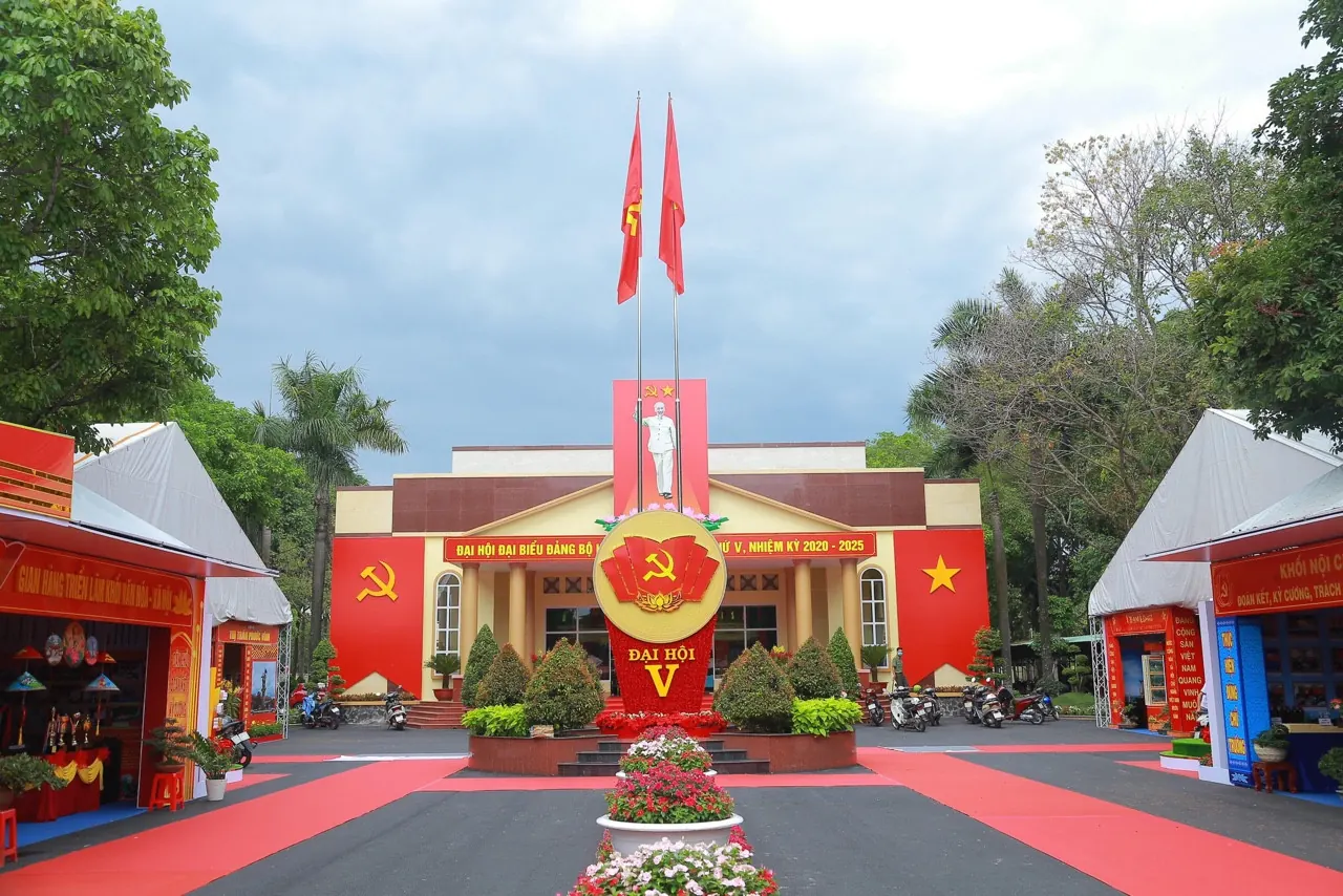 Thiết kế mỹ thuật do Lê Quang Lợi Design thực hiện